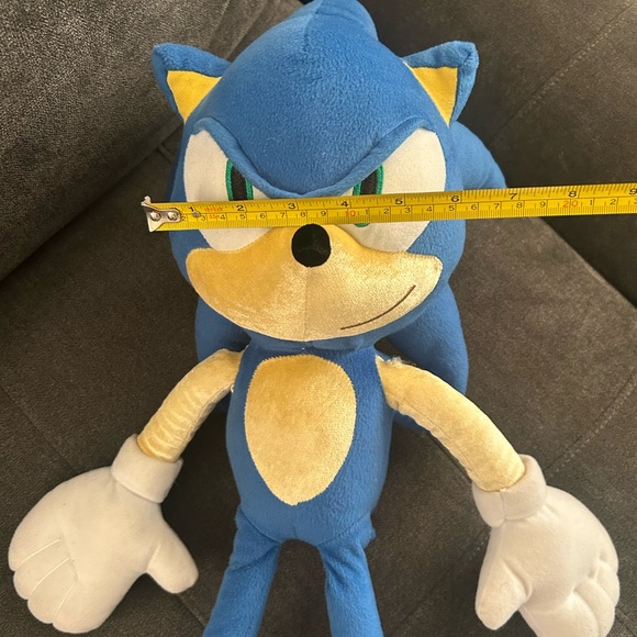 Sonic the Hedgehog jumbo plush toy. - Picture 8 of 10